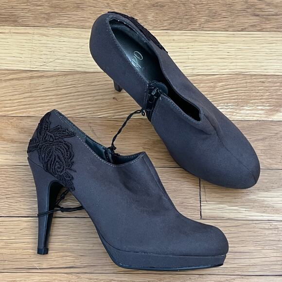 Impo Booties with Heel Applique - Size 6 - Picture 1 of 6